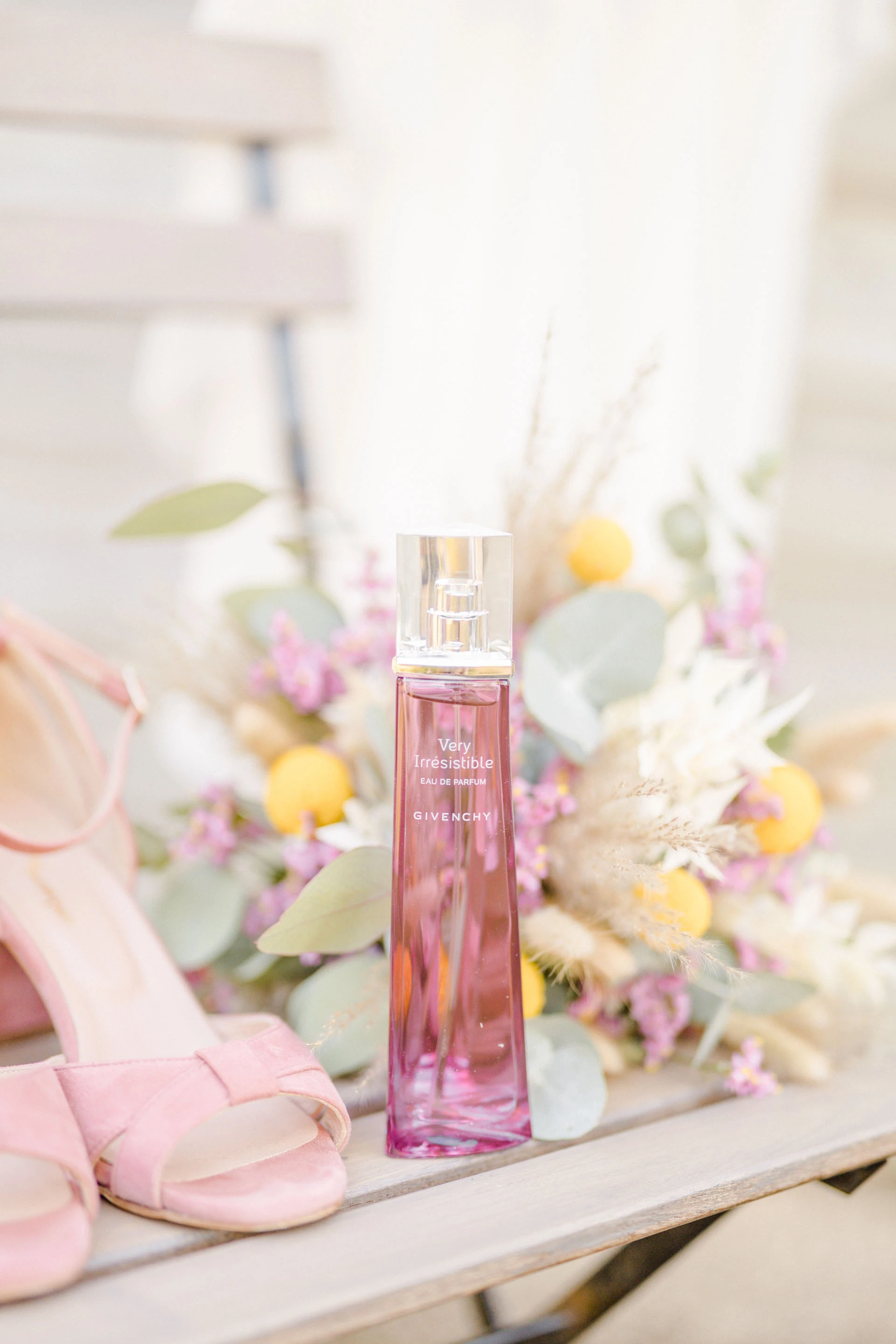 rose bouteille parfum marron gris